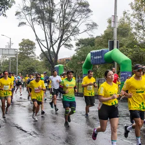 Mujer corriendo en la mmB 2024