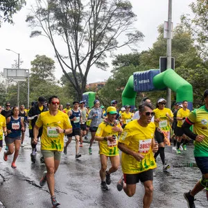 Hombre corre con gafas oscuras por las calles de Bogotá