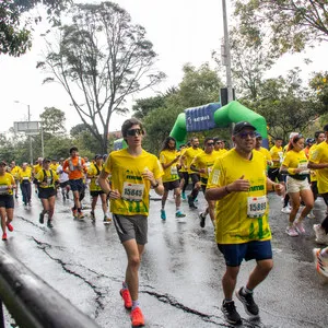 Atleta alto y con zapatos naranjas participa en el recorrido de la mmB