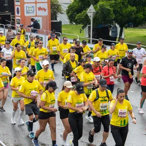 Atleta del equipo Adidas resalta en la multitud