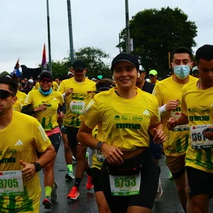 Atleta en silla de ruedas en el recorrido