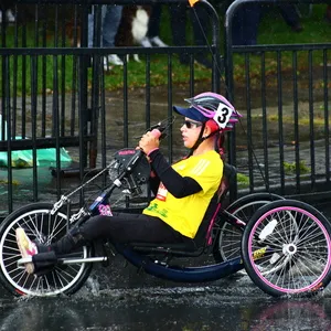 Atleta femenina en silla de ruedas recorre la mmB