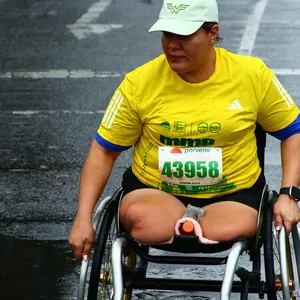 Mujer participando en silla de ruedas