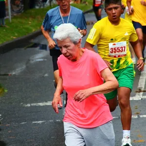 Persona de la tercera edad corre la media maratón de Bogotá