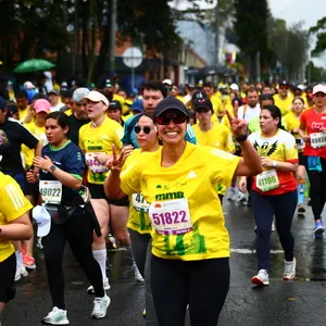 Mujer sonriendo en recorrido de 10K