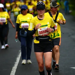 Mujer con rostro de concentración