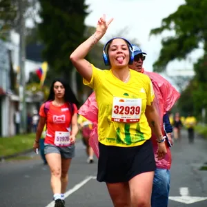 Mujer saca la lengua y posa para foto