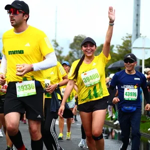 Mujer sonríe al llegar a la media maratón de Bogotá 2024