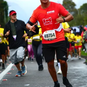 Atleta de RCN deportes sonríe a cámara