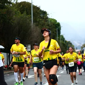 Mujer con rodillera recorre 10 K