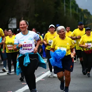 Mujer corre con audífono, ya próxima a conquistar recorrido de 10 K