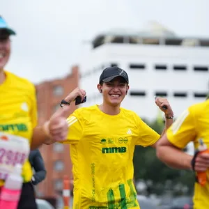 Atleta joven resalta entre los atletas