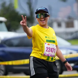 Atleta joven saluda a cámara