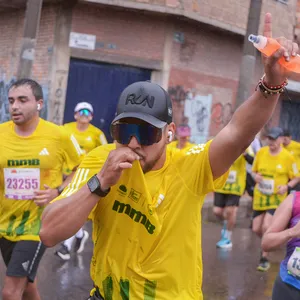 Hombre celebra besando camisa de participación