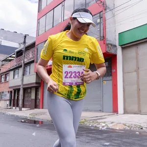 Mujer mirando al suelo, participa en carrera