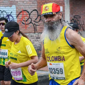 Hombre con barba larga y gorra de España