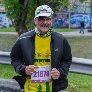 Hombre corre por las calles de Bogotá