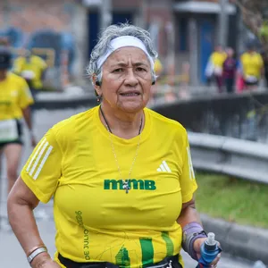 Señora mayor sonríe a cámara en Bogotá