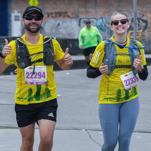 Pareja llena de emoción corriendo maratón