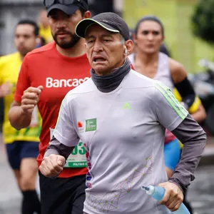 Señor corriendo con cara de cansancio