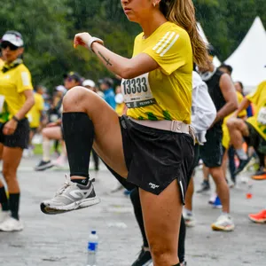 Mujer calentando en la zona de concentración