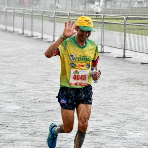 Señor corriendo debajo de la lluvia