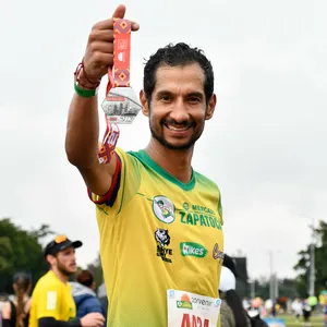 Hombre mostrando medalla de resultados