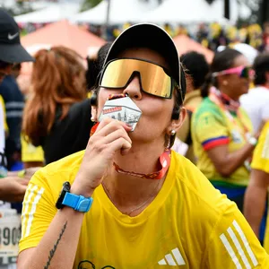 Mujer besa medalla después de los resultados de la mmB