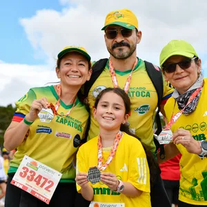 Familia posa para foto después de la carrera