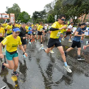 Salida de carrera saltando charcos