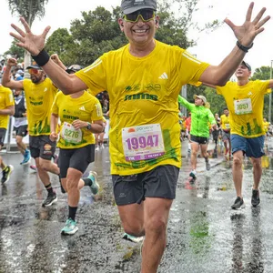 Hombre celebra levantando los brazos