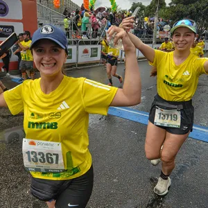 Dos mujeres cruzando la meta de manera efusiva