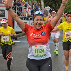 Mujer saca la lengua y posa para foto en la meta