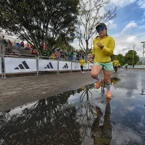 Mujer corre sobre los charcos