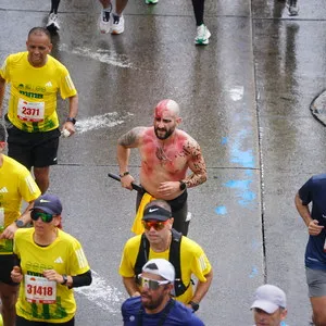 Persona disfrazada compitiendo al final de la media maratón de Bogotá