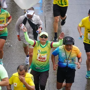 Hombre mira al cielo y celebrando conquistar evento organizado por Correcaminos de Colombia