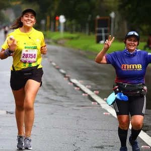 Dos mujeres realizando recorrido de 10 K