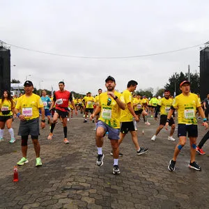 Grupo de amigos realizando calentamiento antes de la carrera