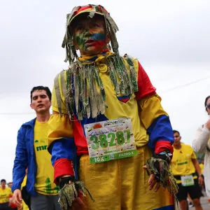 Mujer con bandera de Colombia momentos antes de iniciar recorrido