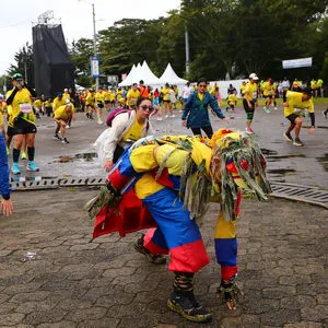 Mujer estirando con bandera de Colombia y camuflaje militar