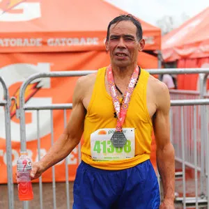 Hombre con su rostro sonrojado debido al recorrido de 10 K