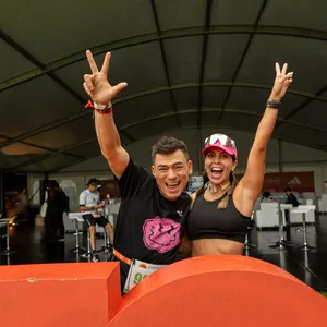 Hombre y mujer celebran antes de la carrera con manos arriba en la media maratón de Bogotá